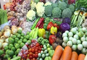 Community members harvesting seasonal vegetables under Punjab's Sasti Nahi Muft Sabzi Sanjhi Sabzi initiative in Muzaffargarh.