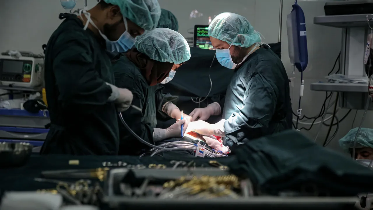 Surgeons perform live AI-assisted brain surgery to remove a brain tumour