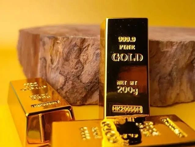 Gold prices in Pakistan fall Rs15,100 per tola